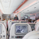 Según un estudio citado por KLM, las personas que se sientan en medio del avión tienen una tasa de mortalidad más alta cuando vuelan.